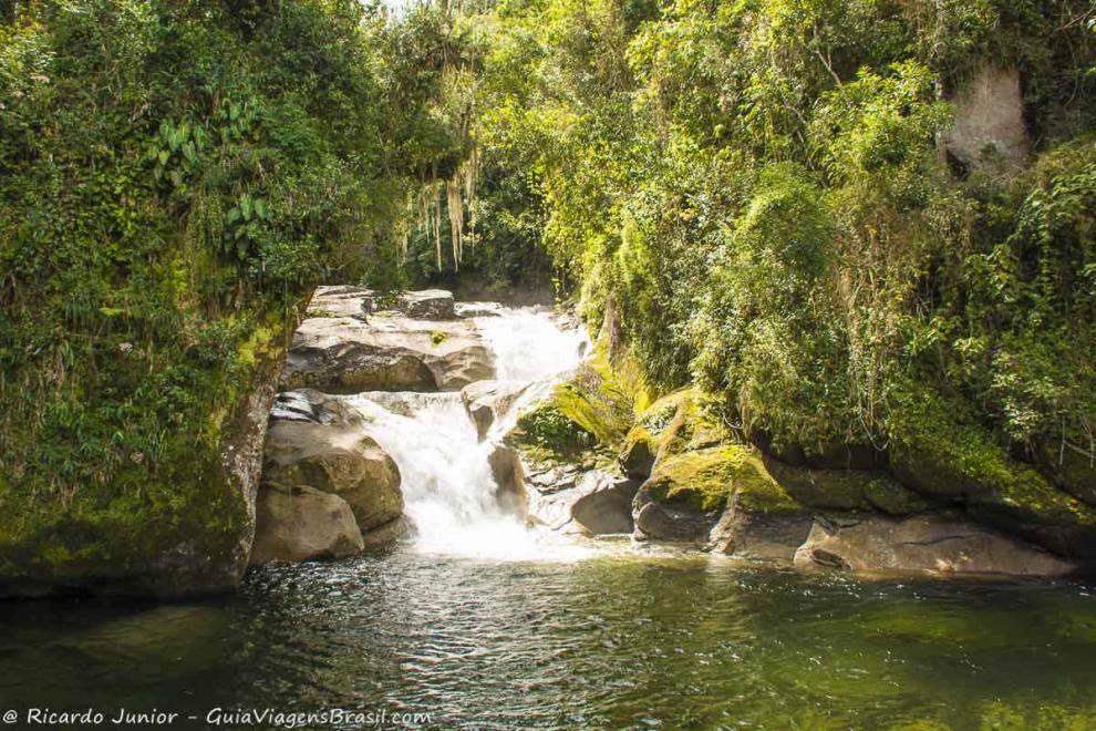 Imagem da charmosa Cachoeira da Maromba em Itatiaia.
